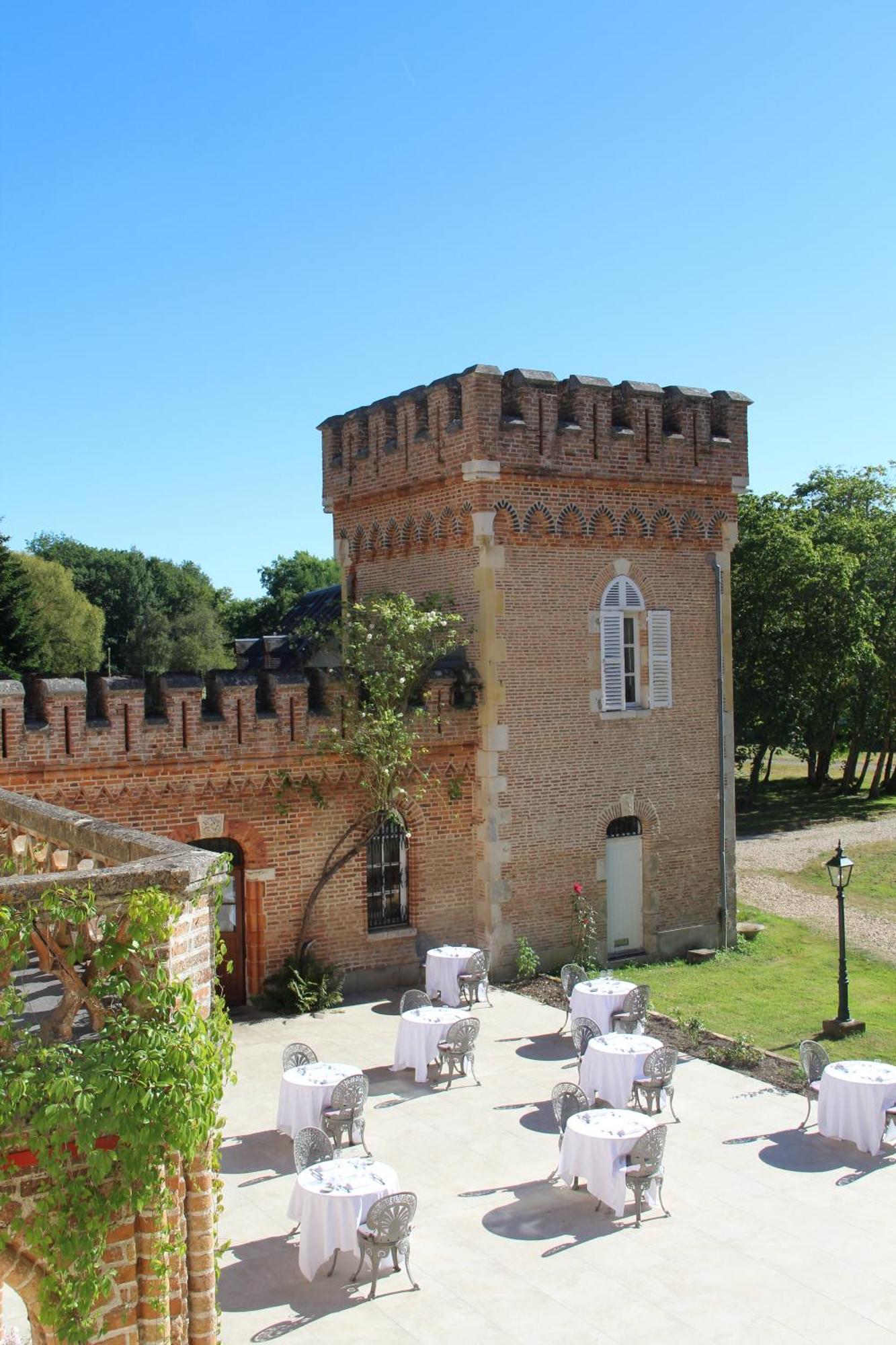 Hostellerie Du Chateau Les Muids La Ferté-Saint-Aubin Exterior foto